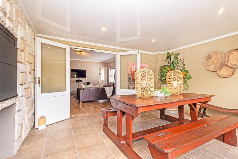4 Bedroom Property for Sale in Uitzicht Western Cape
